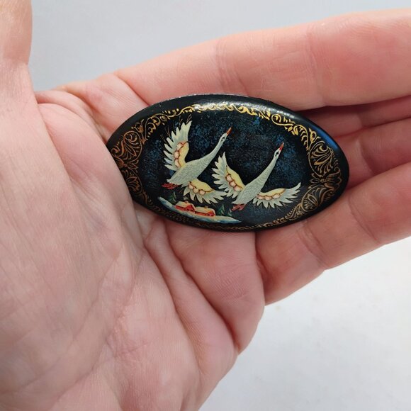 Vtg Russian Black Lacquer Brooch Hand Painted Bird Crane Winter Scene Oval - Picture 3 of 6